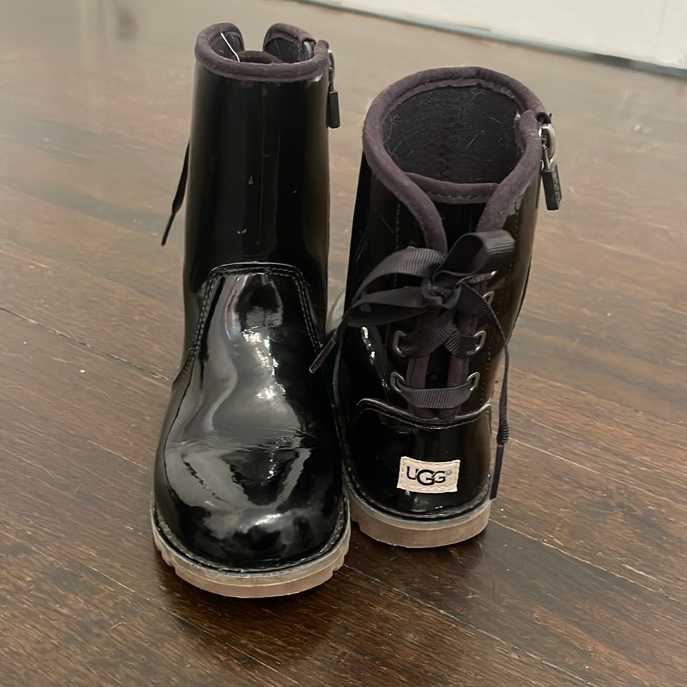 UGG Sz 11 girls patent black boot EUC